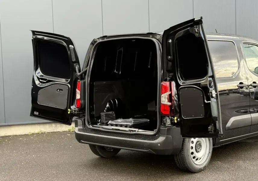 Vue arrière d'un Citroën Berlingo Van noir Perla avec portes battantes ouvertes montrant l'espace de chargement.