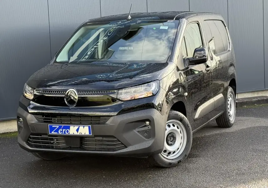 Citroën Berlingo Van noir Perla en 3/4 avant droit, avec jantes tôle grises et calandre noire brillante.