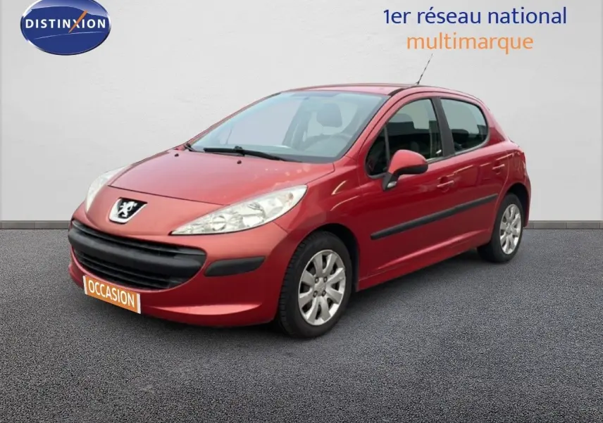 Peugeot 207 rouge métal vue 3/4 avant droit, compacte 5 portes avec baguettes latérales noires.