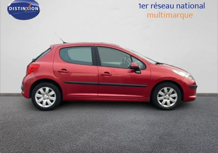 Profil côté gauche d'une Peugeot 207 rouge métal cinq portes de 2009, finition HDI 70CH TREND diesel.