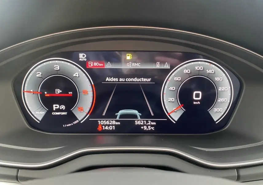 Vue rapprochée du tableau de bord numérique de l'Audi Q5 2022, affichant les aides au conducteur et la vitesse à 0 km/h.