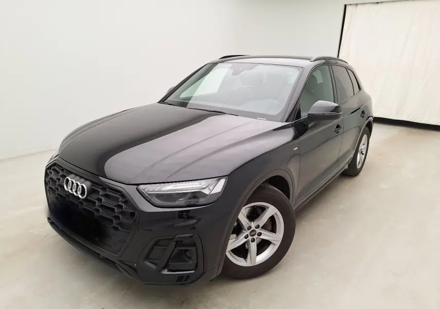 Audi Q5 Business Edition S-Line noir, vue 3/4 avant droit, avec calandre noire et jantes 5 branches argentées.