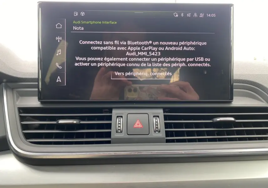 Écran central tactile affichant l'interface Bluetooth et Apple CarPlay dans l'Audi Q5 Business Edition S-Line 2022.