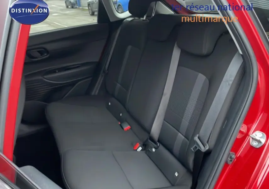 Vue intérieure sur la banquette arrière côté droit d’une Hyundai i20 rouge Dragon Metal avec sièges noirs en tissu.