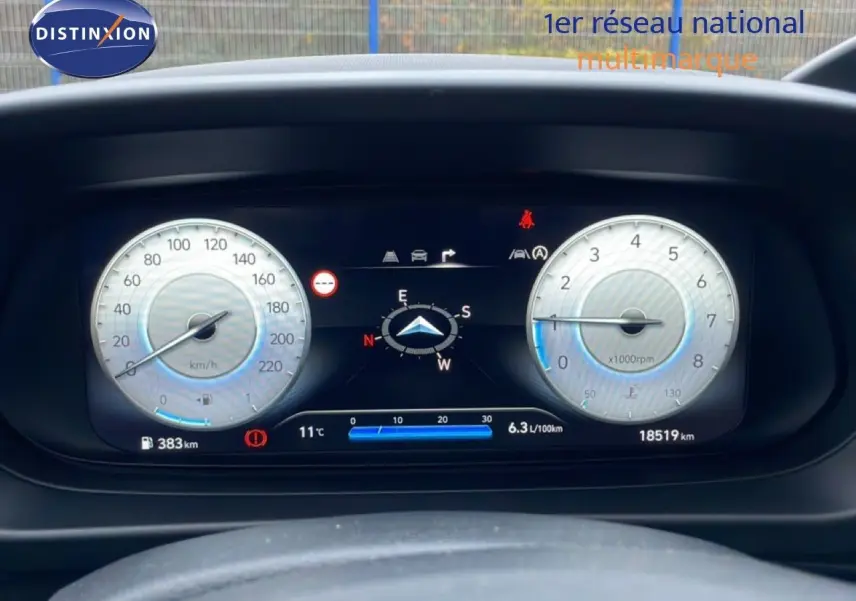 Tableau de bord numérique de la Hyundai i20 2025, affichant vitesse, compte-tours et boussole centrale.