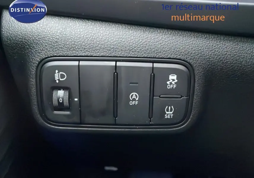 Gros plan sur les commandes noires du tableau de bord d'une Hyundai i20 rouge Dragon Metal, version 2025.