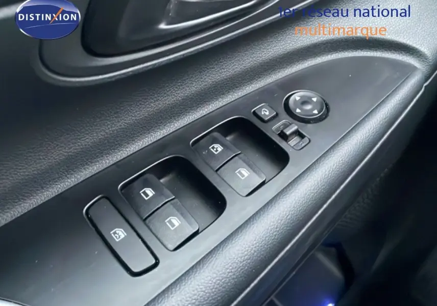 Gros plan sur les commandes des vitres électriques et rétroviseurs sur la porte côté conducteur d'une Hyundai i20 2025.