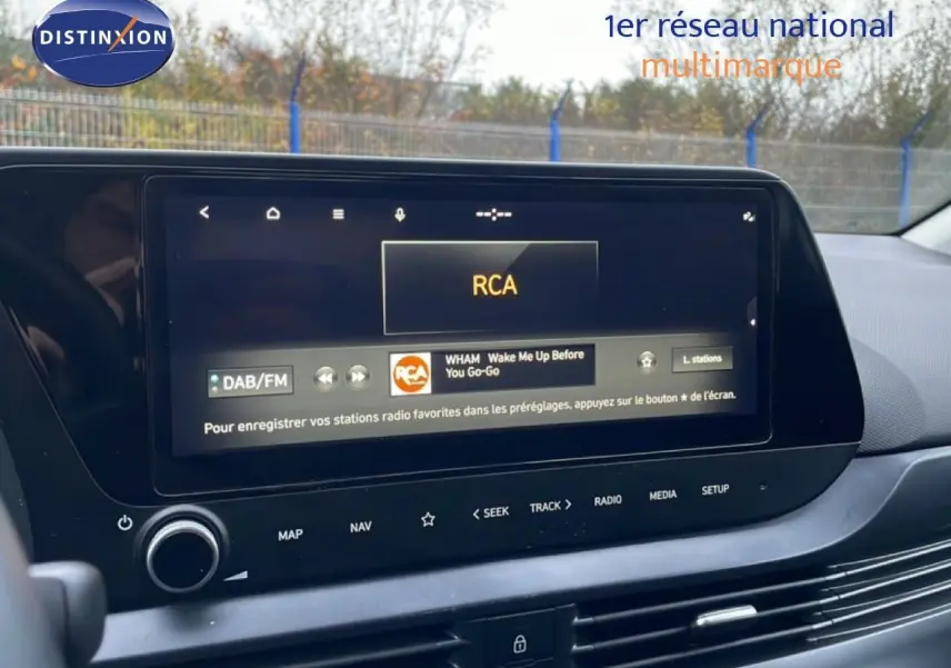 Écran tactile central de la Hyundai i20 2025 affichant une radio DAB/FM dans un intérieur moderne.