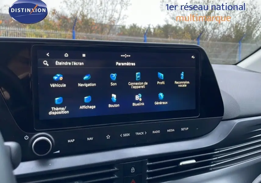 Vue rapprochée de l’écran tactile central du tableau de bord de la Hyundai i20 2025 avec interface de paramètres affichée.