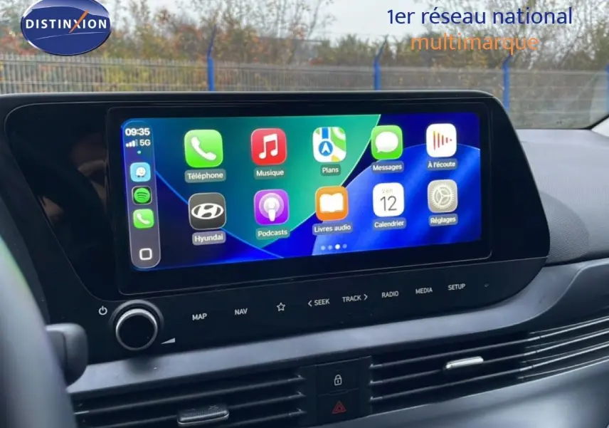 Écran tactile central de la Hyundai i20 2025 affichant les applications Apple CarPlay, vue intérieure avant.
