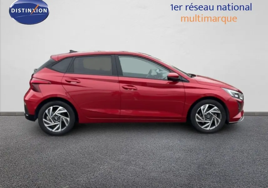 Vue profil droit d'une Hyundai i20 2025 rouge Dragon Metal avec jantes alliage et lignes dynamiques.