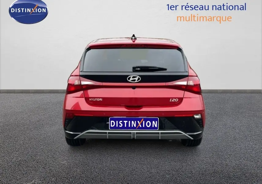 Vue arrière d'une Hyundai i20 rouge Dragon Metal 2025 avec feux LED et logo Hyundai bien visibles.