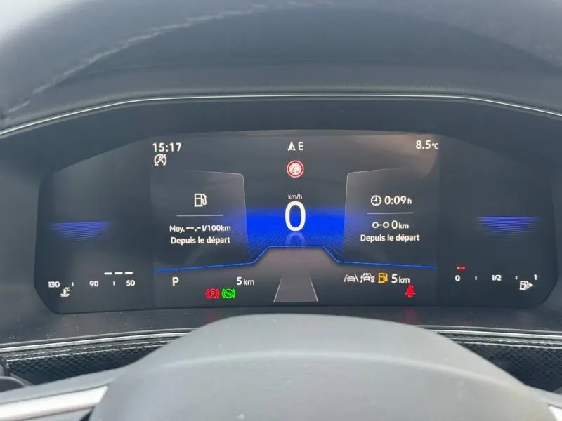 Tableau de bord numérique du Volkswagen T-Cross 2025 affichant la vitesse à 0 km/h et les informations de trajet.