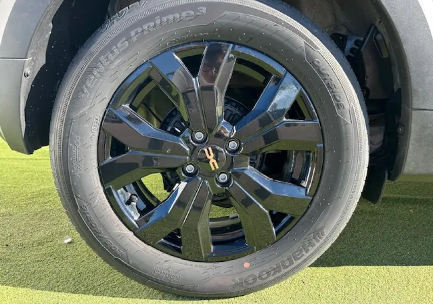 Gros plan sur la jante noire brillante 16 pouces Mahalia du Dacia Sandero Stepway Beige Safari, avec pneu Hankook.