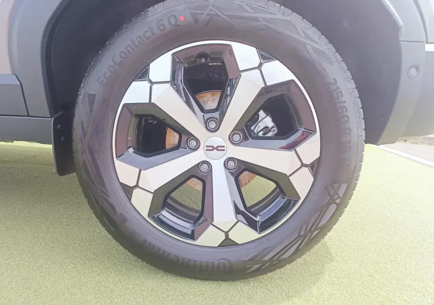 Gros plan sur la jante alliage diamantée 18 pouces du Dacia Duster gris schiste, avec pneu Continental EcoContact 6Q.