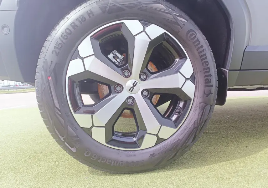 Gros plan sur la jante alliage 18 pouces diamantée Tagasan du Dacia Duster gris schiste, côté arrière droit.