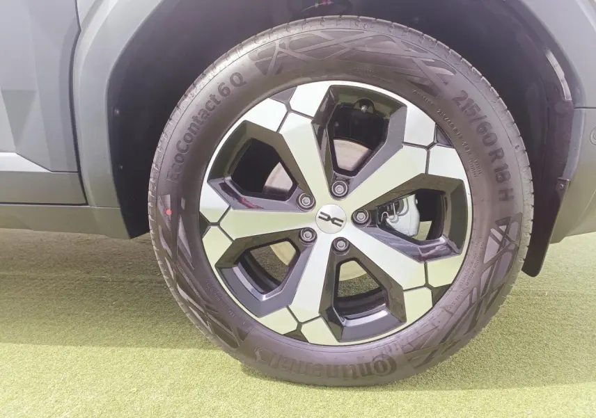 Gros plan sur la jante alliage diamantée 18 pouces du Dacia Duster gris schiste, avec pneu Continental EcoContact 6Q.