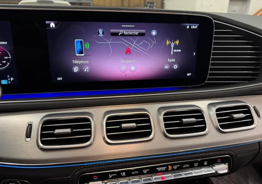 Vue rapprochée du tableau de bord du Mercedes GLE 400 E Hybrid AMG Line 2023, avec écran tactile et aérateurs argentés.
