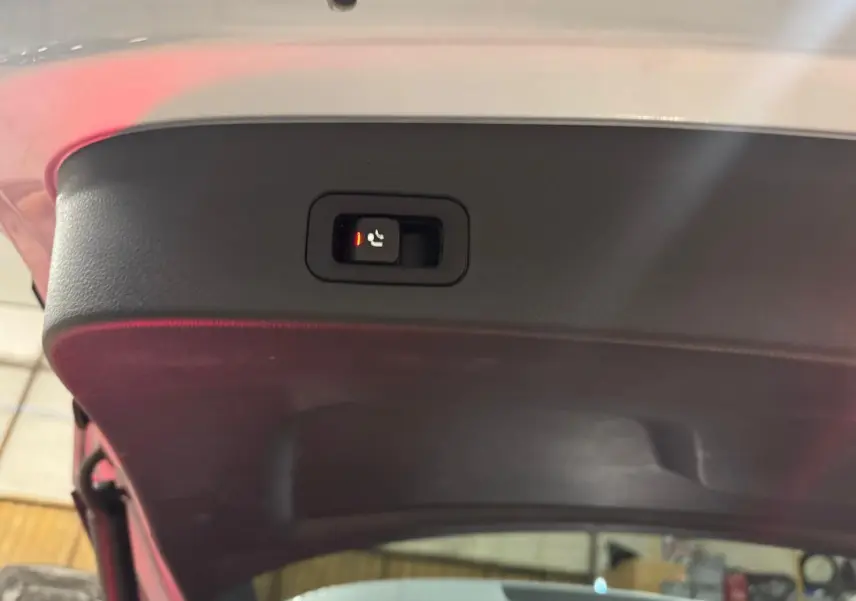Vue en contre-plongée du hayon ouvert du Mercedes GLE 400 E Hybrid AMG Line argent High-tech métallisé.