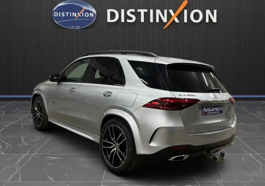 Mercedes GLE 400 E Hybrid AMG Line argent métallisé, vue 3/4 arrière droit avec jantes noires et attelage visible.