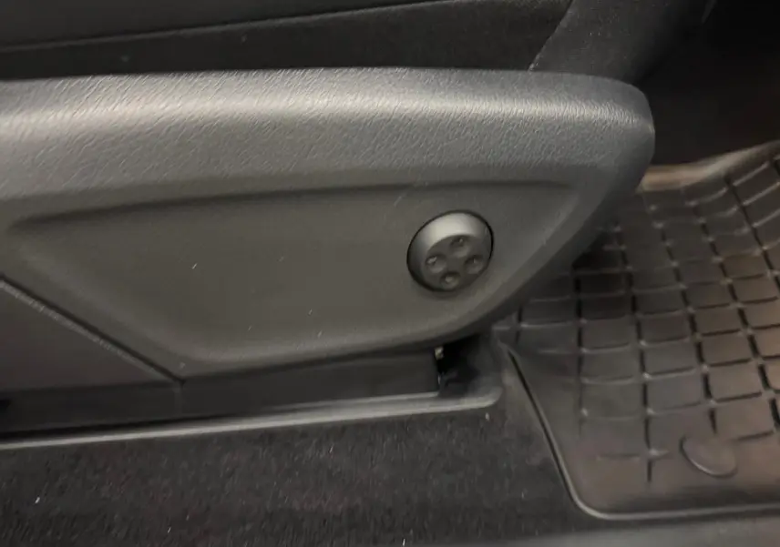 Détail du réglage électrique du siège côté conducteur dans un Mercedes GLE 400 E Hybrid AMG Line 2023.