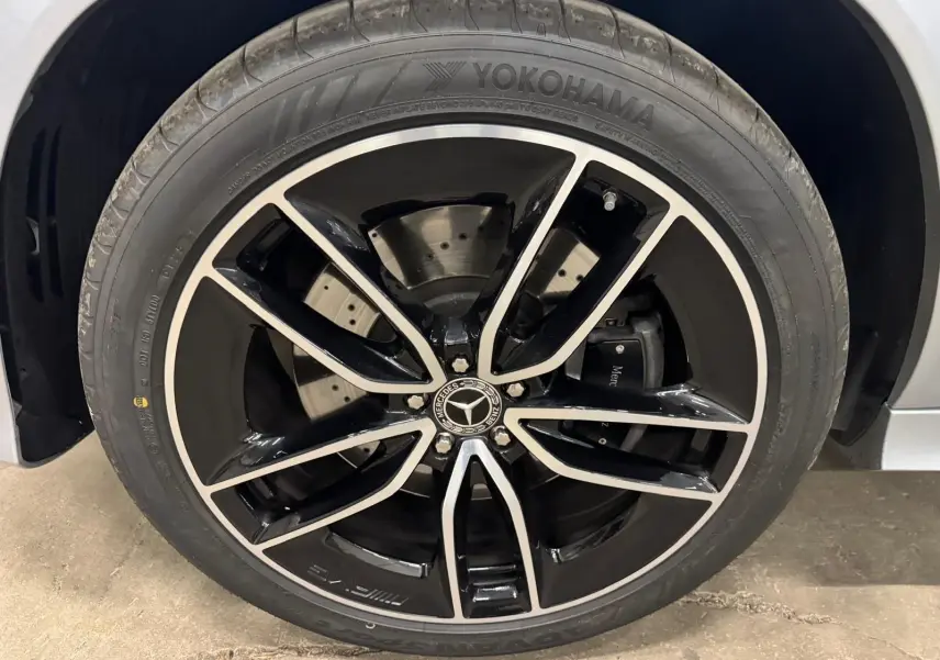 Gros plan sur la jante AMG noire et argentée du Mercedes GLE 400 E Hybrid 2023 en argent High-tech métallisé.