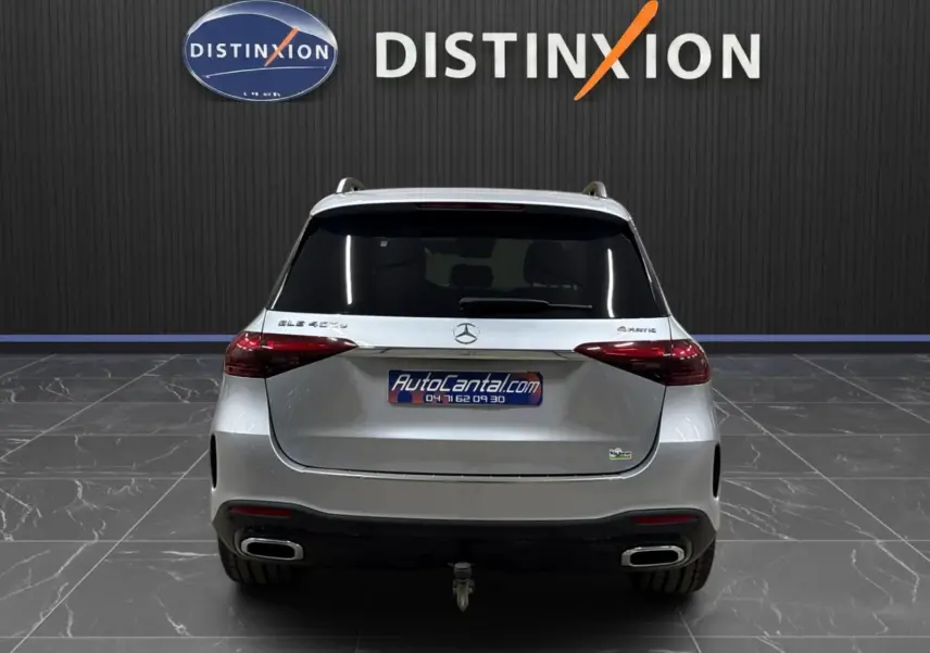Vue arrière d'un Mercedes GLE 400 E Hybrid argent métallisé avec logo 4MATIC et double sortie d'échappement rectangulaire.