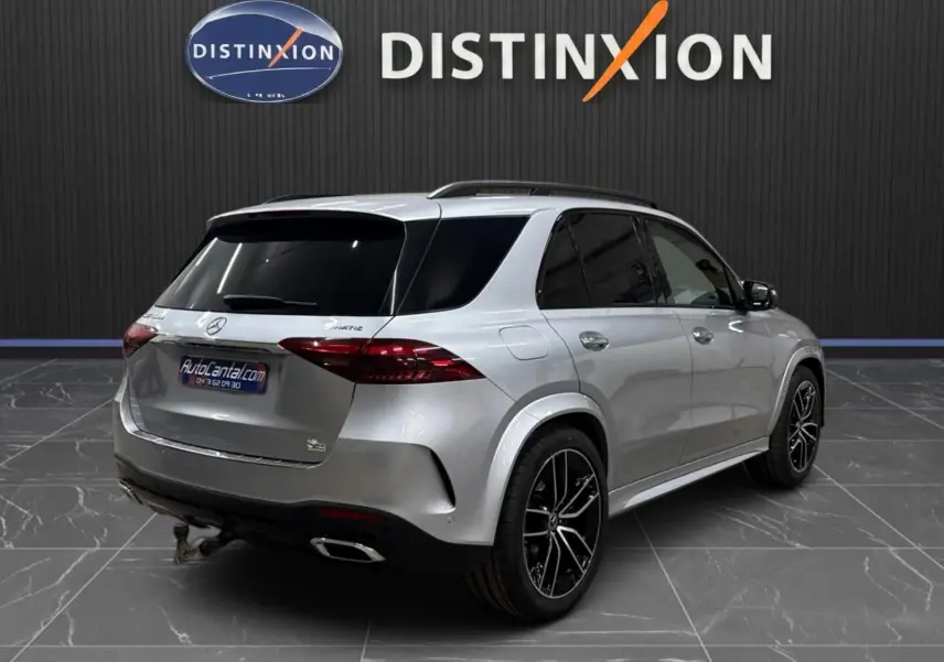 Mercedes GLE 400 e Hybrid AMG Line argent métallisé, vue 3/4 arrière droit, jantes noires et vitres teintées.