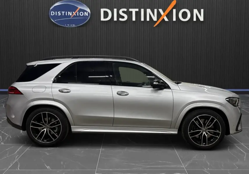 Mercedes GLE 400 E Hybrid AMG Line 2023, vue profil droit, couleur argent High-tech métallisé avec jantes noires distinctives.