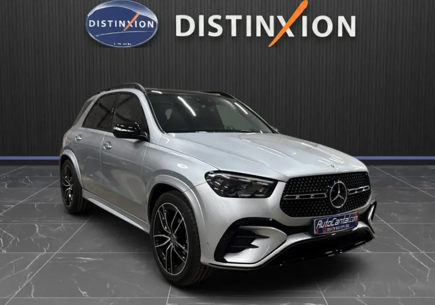 Mercedes GLE 400 E Hybrid AMG Line 2023 en argent métallisé, vue 3/4 avant avec jantes noires distinctives.