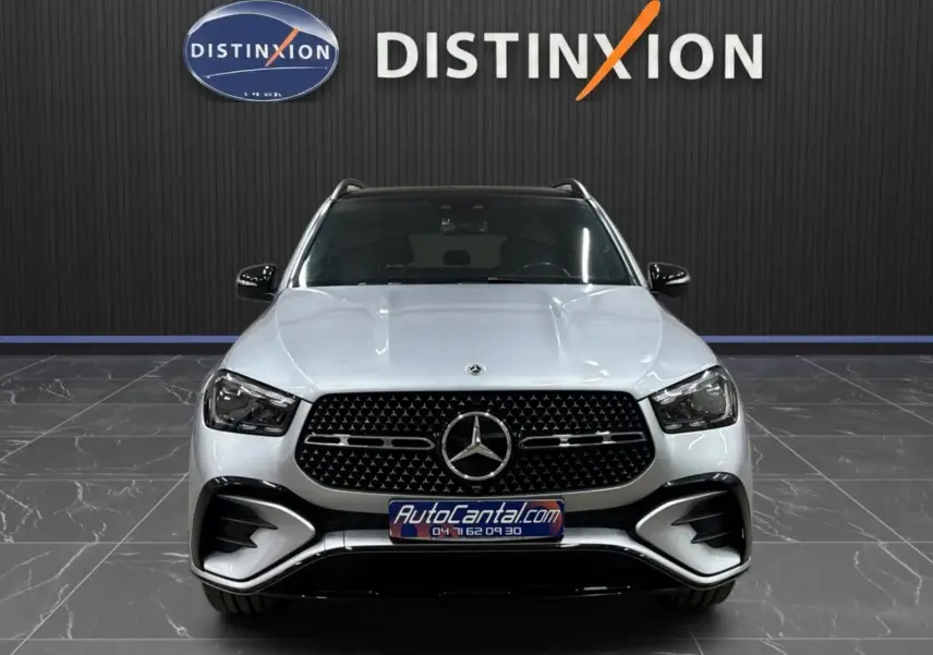 Vue avant d'un Mercedes GLE 400 E Hybrid AMG Line 2023 en argent métallisé, avec calandre noire et détails sportifs.