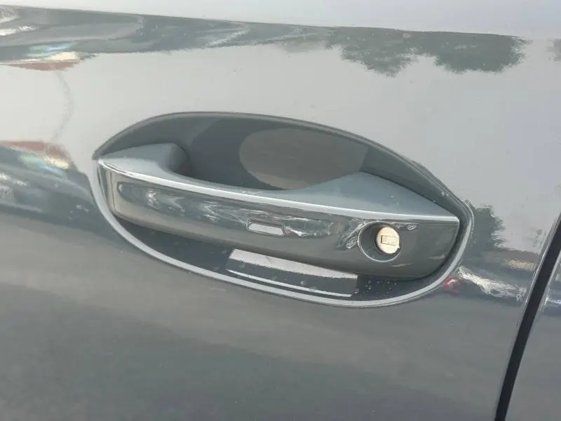 Poignée de porte avant droite gris foncé de la CUPRA Formentor 2.0 TDI 150ch V DSG7 2025 avec serrure intégrée.
