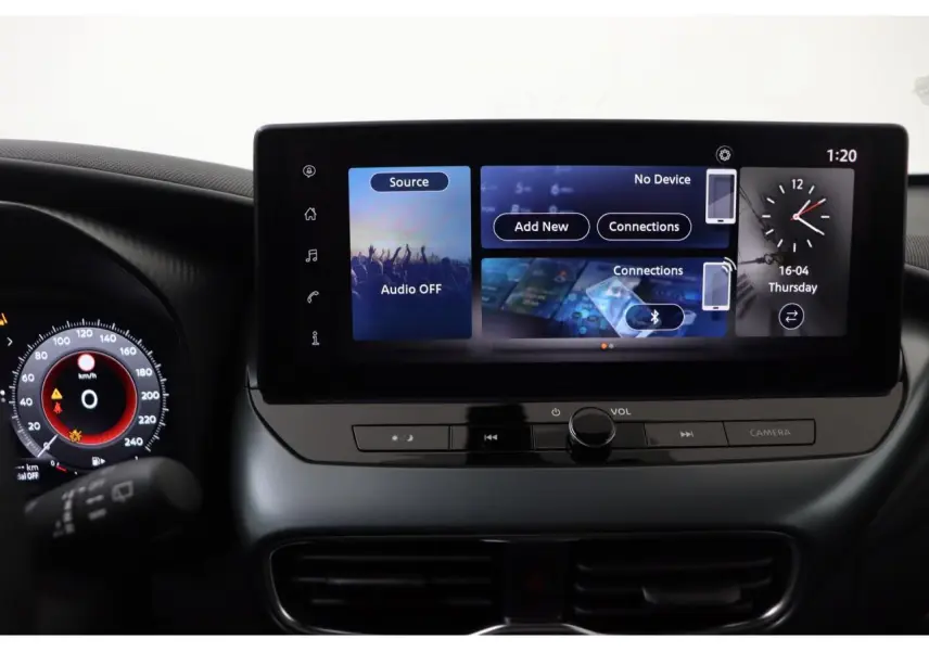 Écran tactile central 12,3 pouces du Nissan Juke 2026 affichant les options de connexion et l'heure, vue intérieure.