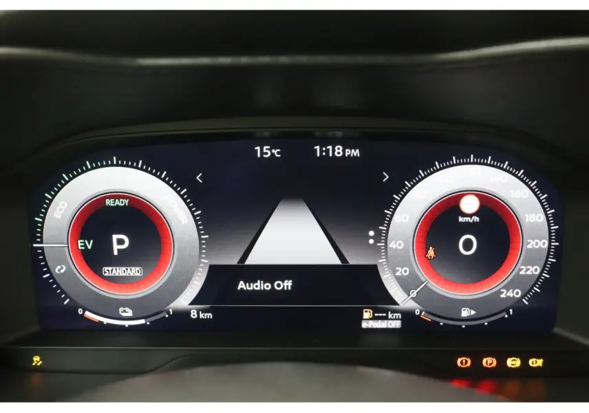 Tableau de bord numérique du Nissan Juke 1.6 Hybrid 2026 affichant la vitesse à 0 km/h et le mode parking, avec température à 15°C.