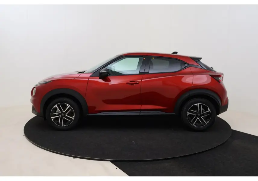 Nissan Juke rouge Fuji Sunset vue de profil côté gauche, jantes alliage 17 pouces et lignes dynamiques marquées.