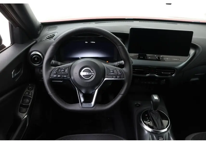 Vue intérieure centrée sur le volant et l'écran tactile du tableau de bord du Nissan Juke 2026, finition N-Connecta.