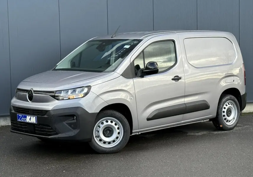 Vue 3/4 avant droit du Citroën Berlingo Van gris Artense avec jantes tôles et pare-chocs noirs.