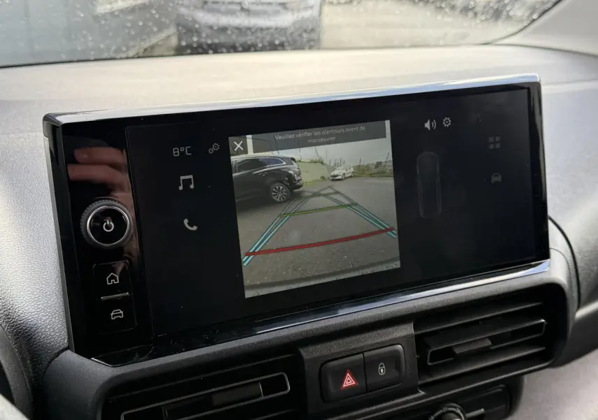 Écran tactile central du Citroën Berlingo 2025 montrant la caméra de recul avec guidage dynamique.
