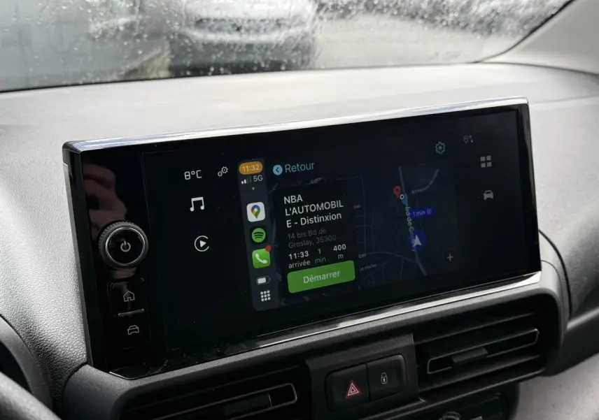 Écran tactile 10 pouces affichant navigation et applications dans l'habitacle du Citroën Berlingo gris Artense.