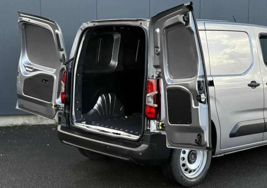 Vue arrière droite du Citroën Berlingo gris Artense avec portes arrière ouvertes montrant l'espace de chargement vide