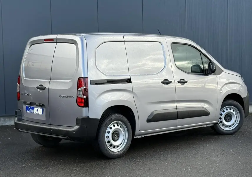 Vue 3/4 arrière droite d'un Citroën Berlingo Van gris Artense avec portes arrière battantes et jantes tôles.