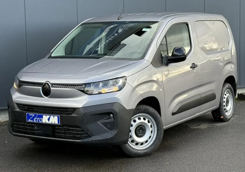 Citroën Berlingo Van gris Artense en 3/4 avant droit avec jantes tôles et pare-chocs noirs robustes.