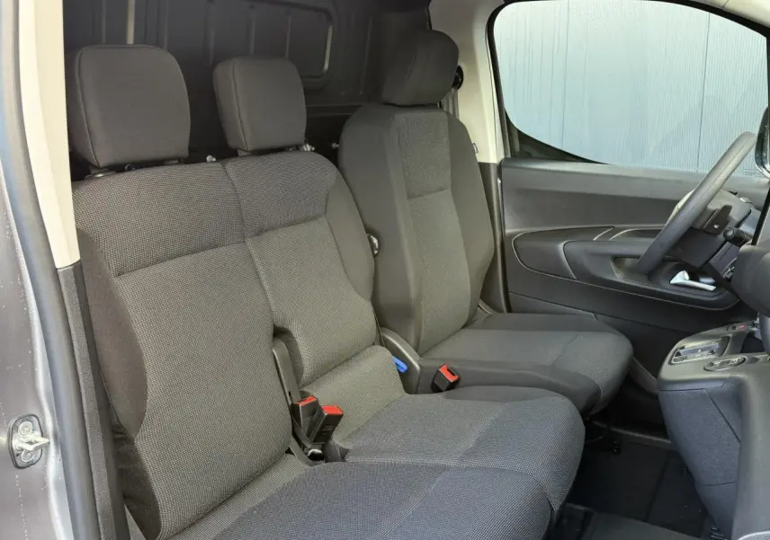 Intérieur du Citroën Berlingo 2025, vue côté droit sur la banquette passager 2 places en tissu gris.