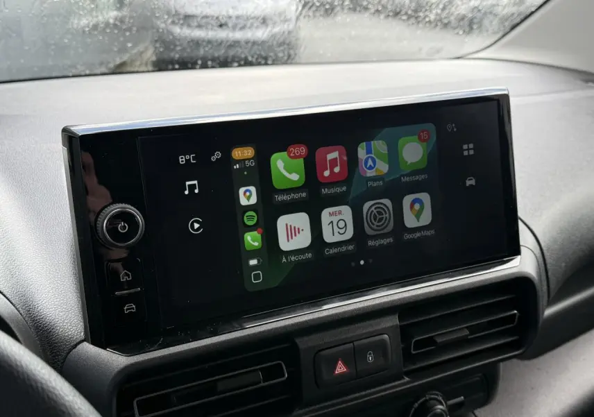 Écran tactile 10 pouces affichant Apple CarPlay dans l'habitacle du Citroën Berlingo gris Artense, vue de face.