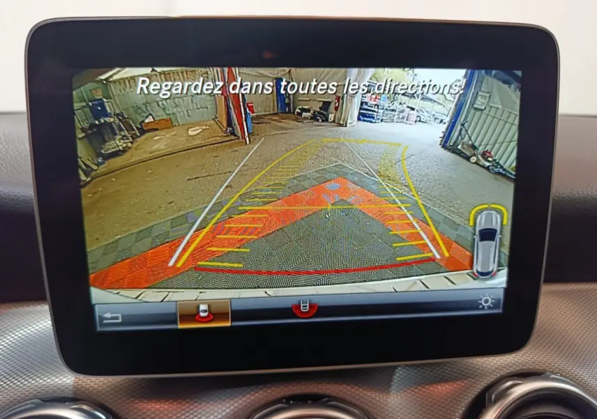 Écran multimédia du Mercedes GLA 200 d 2018 affichant la caméra de recul avec guidage de trajectoire en intérieur.