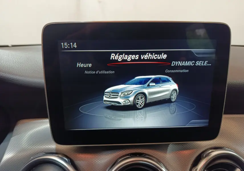 Écran central montrant une illustration 3D du Mercedes GLA gris clair en vue latérale droite dans les réglages véhicule.