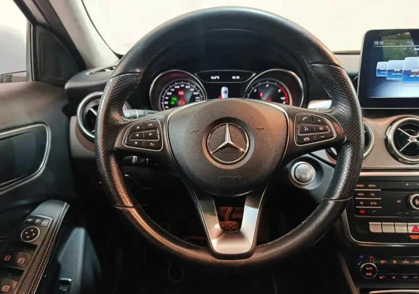 Volant cuir multifonctions Mercedes GLA 200 d 2018 vu de face avec tableau de bord et écran central allumé.