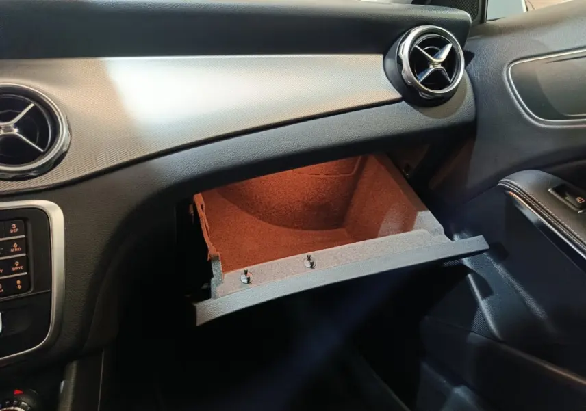 Vue intérieure côté passager du tableau de bord noir et boîte à gants ouverte du Mercedes GLA 200 d Business Executive 2018.