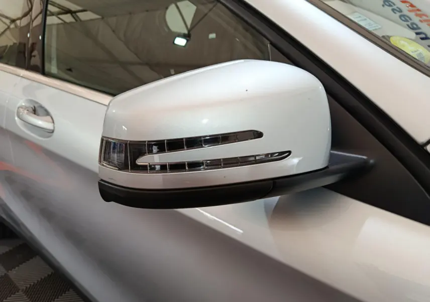 Gros plan sur le rétroviseur droit gris clair du Mercedes GLA 200 d Business Executive 2018 avec clignotant intégré.