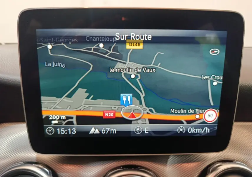 Écran central du système de navigation 3D du Mercedes GLA 200 d Business Executive gris clair, vue intérieure.